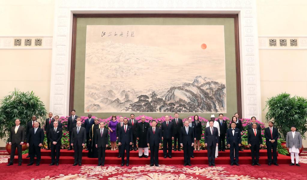 Си Цзиньпин принял верительные грамоты новых послов 29 стран