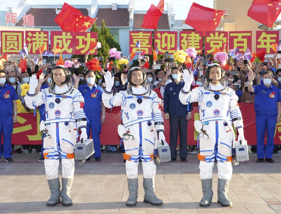  17 июня 2021 года, космонавты Не Хайшэн /справа/, Лю Бомин /в центре/ и Тан Хунбо на церемонии перед запуском китайского пилотируемого космического корабля "Шэньчжоу-12" на космодроме Цзюцюань на северо-западе Китая. /Фото: Синьхуа/  Пекин, 5 июля /Синьхуа/ -- Пилотируемый корабль "Шэньчжоу-12" /"Священный челн-12"/ 17 июня 2021 года был успешно выведен на орбиту. Китайские космонавты на борту корабля Не Хайшэн, Лю Бомин и Тан Хунбо стали первыми "постояльцами" основного модуля "Тяньхэ" /"Небесная гармония"/ китайской космической станции, которая интенсивно строится в рамках программы космических пилотируемых полетов КНР.  Китайские космонавты 4 июля завершили первую внекорабельную деятельность в ходе строительства китайской космической станции и возвратились в "Тяньхэ", сообщили в Канцелярии программы пилотируемой космонавтики Китая.  "На этой неделе численность людей в космосе выросла на 43 процента, когда Китай запустил на свою космическую станцию трех астронавтов. Все космические полеты - это невероятное достижение /знак рукоплескания/. Я представляю, как трое наслаждаются видом на свою столицу Пекин и город Тяньцзинь с околоземной орбиты", - написал 18 июня в Твиттере французский астронавт Томас Песк, работающий на Международной космической станции вместе с другими шестью членами экипажа из США, России и Японии.  В современном мире космонавтика является важной сферой высоких технологий, которая глубоко изменила человеческое понимание Вселенной и стала важной движущей силой прогресса человеческого сообщества. С момента своего зарождения в 1956 году космическая индустрия Китая за 65 лет развития преодолела различные невероятные трудности и добилась ряда исторических успехов, встав, таким образом, на путь независимого инновационного развития в области мирного освоения космоса.  ПИЛОТИРУЕМАЯ КОСМОНАВТИКА - ТЫСЯЧЕЛЕТНЯЯ МЕЧТА КИТАЙСКОЙ НАЦИИ  Исследование бескрайнего таинственного космоса - общая мечта всего человечества, и Китай - не исключение. Китайцы издревле рассказывали многочисленные мифические сказки, передавая мечту о путешествии по небесам. В 1992 году Центральный комитет Коммунистической партии Китая разработал "трехэтапную стратегию" развития пилотируемой космической программы /ПКП/. Спустя почти 30 лет самостоятельного развития и непрерывных усилий Китай успешно выполнил все задачи, намеченные на первый и второй этапы, и в настоящий момент страна перешла к третьему этапу, уверенно продвигаясь к созданию собственной орбитальной станции.  За период с 1999 по 2002 гг. Китай с экспериментальной целью запустил четыре беспилотных корабля серии "Шэньчжоу", чтобы заложить основу для последующего пилотируемого космического полета. В 2003 и 2005 году Китай дважды вывел своих тайкунавтов /китайское название космонавтов/ в космос с помощью кораблей "Шэньчжоу-5" и "Шэньчжоу-6" соответственно, став таким образом третьей в мире страной, обладающей самостоятельной возможностью развертывания пилотируемых космических полетов. На этом страна закончила первый этап национальной стратегии ПКП. В 2008 году в ходе миссии "Шэньчжоу-7" китайский тайкунавт совершил первый в истории китайской космонавтики выход в открытый космос. В 2011-2013 гг. корабли "Шэньчжоу-8", "Шэньчжоу-9" и "Шэньчжоу-10" успешно совершали орбитальное сближение и стыковку с первой китайской космической лабораторией и орбитальным модулем "Тяньгун-1" /"Небесный дворец-1"/, таким образом второй этап китайской стратегии ПКП был успешно завершен.  После этого пилотируемая космонавтика Китая полностью перешла на этап строительства космической станции, задачи в рамках которого должны быть выполнены в 2022 году. Для этого Китай вывел на орбиту вторую обитаемую космическую лабораторию "Тяньгун-2", совершил задачи по сближению и стыковке с ней корабля "Шэньчжоу-11", а также первого и второго китайских грузовых кораблей "Тяньчжоу-1" /"Небесный челн-1"/ и "Тяньчжоу-2".  Благополучно совершенный 17 июня переход тайкунавтов из корабля "Шэньчжоу-12" в модуль "Тяньхэ" ознаменовал новую отправную точку истории китайской нации по освоению космоса. Тайкунавты пробудут на орбите в течение трех месяцев и с помощью роботизированной руки будут осуществлять различные операции и деятельность в открытом космосе с целью проверки ряда ключевых технологий, в том числе касающихся длительного пребывания космонавтов на орбите, системы утилизации и жизнеобеспечения.    17 ноября 2020 года, в стартовую зону космодрома Вэньчан в провинции Хайнань на юге Китая доставлена ракета-носитель "Чанчжэн-5", предназначенная для выведения на заданную орбиту лунного зонда "Чанъэ-5". /Фото: Синьхуа/  НА ЛУНУ И МАРС - НЕПРЕРЫВНО ВГЛУБЬ ОТКРЫТОГО КОСМОСА  Луна рассматривается Китаем как трамплин и отправная точка для похода в глубокий космос. Китайская лунная программа, получившая свое название от имени мифической богини Луны "Чанъэ", была запущена в 2004 году. В программе предусматриваются такие задачи, как полеты по окололунной орбите, мягкая посадка на Луну и доставка лунного грунта на Землю.  В 2007 году Китай запустил свой первый спутник зондирования Луны "Чанъэ-1". Он собрал большое количество научных данных и составил карту поверхности Луны. В 2010 году был запущен второй спутник-зонд "Чанъэ-2", который создал более полную карту Луны и получил в высоком разрешении изображение лунного "Залива Радуги" - определенного по плану места посадки следующего спутника-зонда.  В 2013 году "Чанъэ-3" совершил мягкую посадку на Луну, что сделало Китай третьей после СССР и США страной в мире, чей космический аппарат смог осуществить мягкую посадку на поверхность Луны, а также первой страной, совершившей посадку этого аппарата в районе Залива Радуги. В январе 2019 года "Чанъэ-4" первый раз в истории человечества совершил мягкую посадку на обратной стороне Луны.  Очередной важной вехой в наращивании мощи страны в аэрокосмической сфере считается миссия "Чанъэ-5", которая стала первой в мире миссией по сбору и возврату лунных образцов за последние более чем 40 лет. Зонд "Чанъэ-5", состоящий из орбитального, посадочного, взлетного и возвращаемого модулей, был запущен в ноябре 2020 года. А уже в декабре того же года возвращаемый модуль с образцами лунного грунта весом примерно 1731 грамм вернулся на Землю.  К настоящему моменту Китай завершил техническое обоснование четвертой фазы своей программы исследования Луны /ПИЛ/ и готов к созданию международной научно-исследовательской станции в районе Южного полюса естественного спутника Земли. В рамках этой фазы запланированы запуски зондов "Чанъэ-6", "Чанъэ-7" и "Чанъэ-8" в целях подготовки к строительству научно-исследовательской станции.  "Если проект лунной исследовательской станции будет успешно реализован, то Китай будет близок к тому, чтобы совершить пилотируемую посадку на Луну", - рассказал главный конструктор ПИЛ У Вэйжэнь, отметив, что китайские ученые и инженеры сейчас интенсивно работают над изучением методов прилунения.  Наряду с этим, Китай вышел на путь к гораздо более далекой планете Марс. В июле 2020 года стартовала китайская миссия на Марс под названием "Тяньвэнь-1", которое восходит к одноименной поэме Цюй Юаня, одного из величайших поэтов древнего Китая, и означает "Вопросы к Небу".  В мае 2021 года посадочный модуль с марсоходом в рамках миссии "Тяньвэнь-1" приземлился в южной части равнины Утопия в северном полушарии Марса, после чего марсоход "Чжужун" /имя бога огня в древнекитайской мифологии/ спустился с посадочной платформы на поверхность Марса, начав свою одиссею по его поверхности. Таким образом Китай стал второй страной после США, которая осуществила посадку космического аппарата на поверхность Марса, а также запустила марсоход на Красной планете.  В начале июня Китайское национальное космическое управление /CNSA/ представило изображения, полученные с марсохода "Чжужун", на которых запечатлены панорама Марса, его рельеф в месте посадки, посадочный модуль с государственным флагом КНР, а также сам марсоход. Это событие стало свидетельством абсолютной успешности первой китайской миссии по исследованию Марса.  Как заявил официальный представитель CNSA Сюй Хунлян, примерно в 2030 году Китай также планирует осуществить запуск миссии по возвращению образцов с Марса и миссии по исследованию системы Юпитера.    11 июня 2021 года Китайское национальное космическое управление опубликовало снимки, сделанные китайским марсоходом "Чжужун" на поверхности Марса. На данном снимке: селфи марсохода с посадочной платформой. /Фото предоставлено агентству Синьхуа/  МЕЖДУНАРОДНОЕ СОТРУДНИЧЕСТВО В КОСМОСЕ - НА БЛАГО ВСЕГО ЧЕЛОВЕЧЕСТВА  Исследование космоса является общим делом человечества, а не "исключительным правом" какой-то одной страны. Китай намерен внести свой вклад в создание благ для всего человечества и разделить с миром результаты исследования космоса.  С самого начала осуществления программы исследования Луны Китай придерживается основных принципов мирного использования и взаимовыгодного сотрудничества, заявил заместитель главы CNSA У Яньхуа, отметив, что в ходе выполнения соответствующих миссий Китай добровольно открыл миру часть ресурсов, помогал вывести в космос на борту своих космических аппаратов научно-исследовательское оборудование и приборы многих других стран.  Как подтвердил специалист департамента международных отношений Европейского космического агентства /ЕКА/ Карл Беркуист, ЕКА сотрудничало с Китаем уже в процессе осуществления миссий "Чанъэ-1" и "Чанъэ-2". А после успешного запуска "Чанъэ-3" наземные станции ЕКА оказали поддержку Китаю в слежении за аппаратом.  А в рамках миссии "Чанъэ-5" Китай провел координацию и взаимодействие по вопросам технического наблюдения и контроля с ЕКА, Аргентиной, Намибией и Пакистаном. Подобное сотрудничество с заинтересованными странами и международными организациями намечено и в будущих миссиях "Чанъэ-7" и "Чанъэ-8", сообщили в CNSA.  В качестве двух крупных аэрокосмических держав Китай и Россия в марте 2021 года подписали меморандум о взаимопонимании по совместному строительству Международной научной лунной станции /МНЛС/. По плану обе страны также опубликуют "дорожную карту" по реализации проекта МНЛС и уточнят процедуру присоединения других заинтересованных стран или международных организаций к проекту.  Как говорится в совместном заявлении, опубликованном CNSA и Госкорпорацией "Роскосмос" в апреле в китайском городе Нанкин, МНЛС открыта для всех международных партнеров, заинтересованных в сотрудничестве в области планирования, обоснования, проектирования, разработки, внедрения и эксплуатации МНЛС. Стороны приветствуют материальный и нематериальный вклад международных партнеров на любом уровне и на всех этапах проекта МНЛС.  В будущем китайский план по исследованию планет будет ориентирован на Луну, Марс и более далекий космос, причем взаимовыгодное сотрудничество будет неизменным "китайским вариантом" по мирному использованию космического пространства для всего человечества, заверили в CNSA КНР.