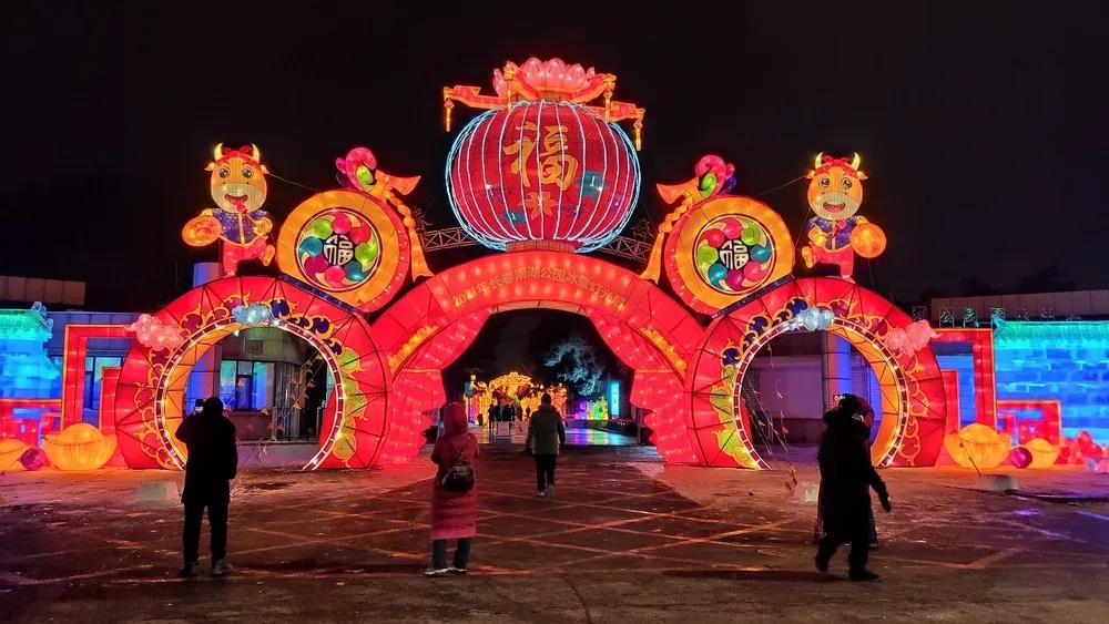 В парке Наньху города Чанчунь возобновлён фестиваль льда и снега.